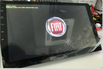 Illustration visuelle de l'étape 6 montrant l'écran de l'autoradio (affichant un logo FIAT) avec la ligne de code en vert vif "update start" confirmant le lancement de la procédure de sauvetage.